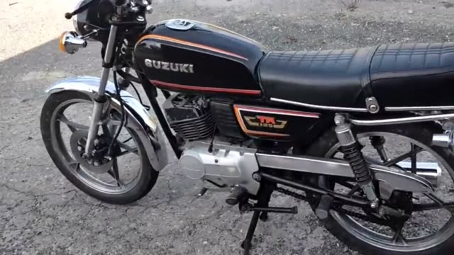 86年售价近万元的铃木tr125摩托车,如今在寒风中仍能一脚踩着