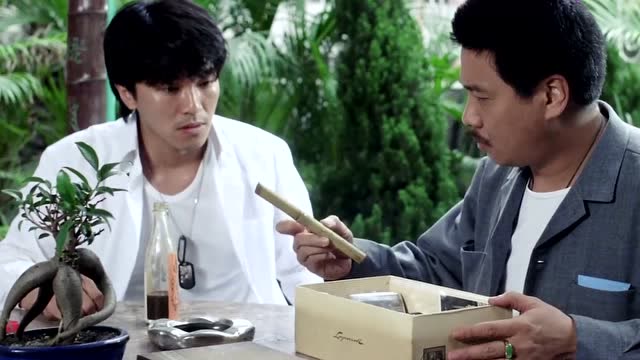 达叔抽烟境界太高,用根空竹棍竟也能抽出烟来,周星星都看懵了!