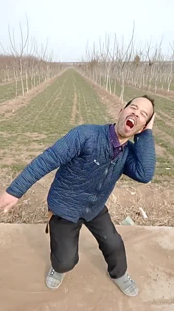 "本亮大叔"改行了,这舞姿跳的真搞笑,忍不住看了十几遍!