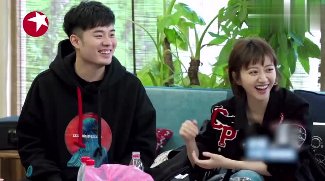 陈赫打鸡蛋大喊黄色火焰,好浮夸的厨艺啊,景甜超嫌弃!