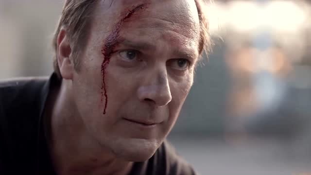 轰天抢救:男子对着波波维奇说他来断后,波波维奇抱着他亲吻他的脸