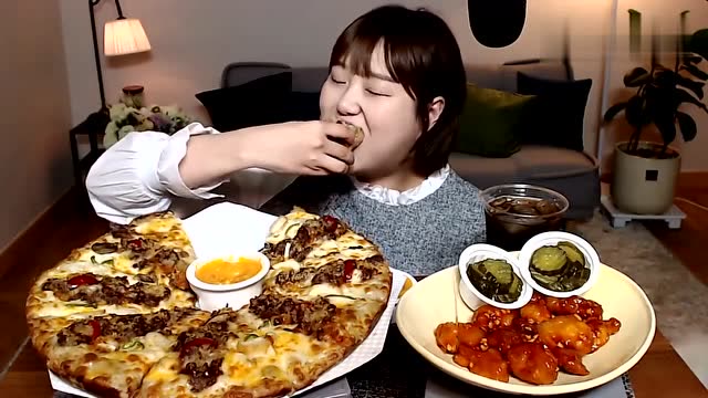 胖妹吃播,韩式大披萨一口一口,看着真诱人!