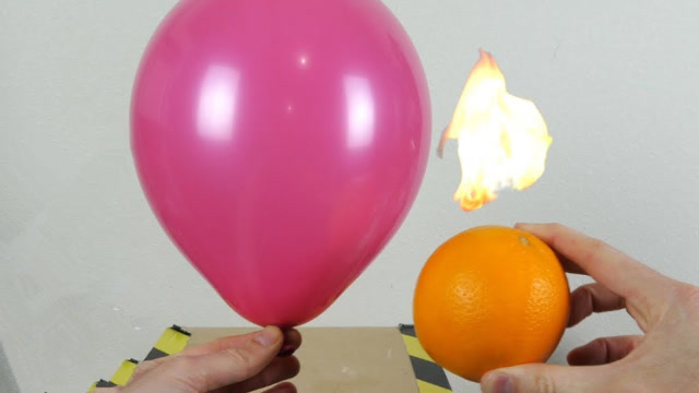 危险气球碰上橘子皮汁竟然爆炸了实验给出了答案
