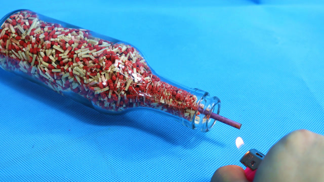 将60盒火柴头装进玻璃瓶,点燃之后才知道,火柴的威力这么大