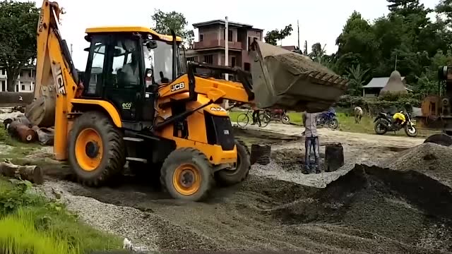 挖掘机的功能多了也不好,推土和挖掘土都要做