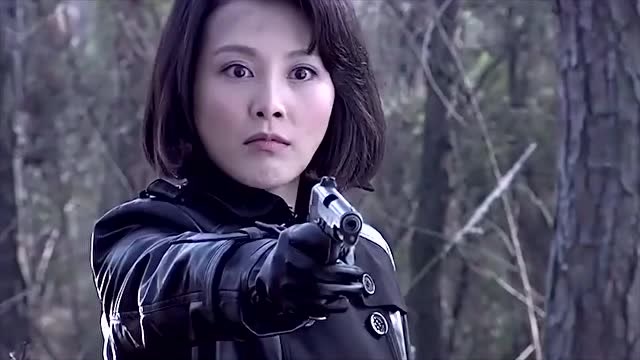 女特务心狠手辣,把女人吊在树上,对着男人连射数枪