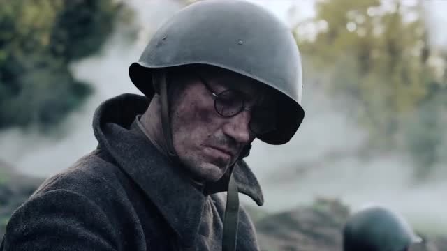 我们的1944:男子在房子后面抽着烟,心里有什么心事