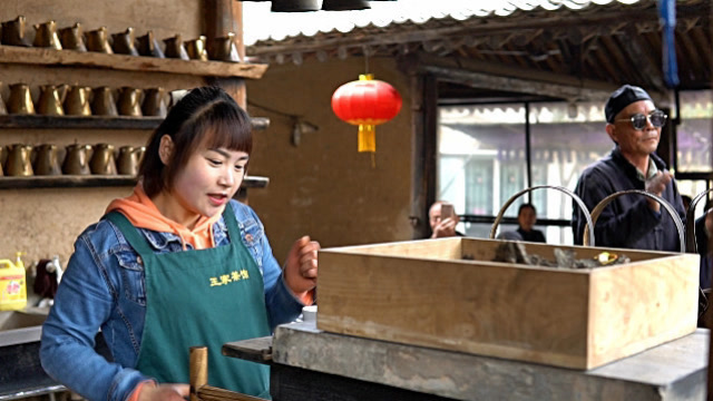 袁家村美女传承拉风箱技艺,"咚巴拉 "节奏震撼强烈