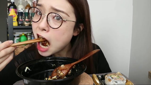 吃货小姐姐吃寿司,一口一个比肉都有嚼劲!好吃到要飞起来了!