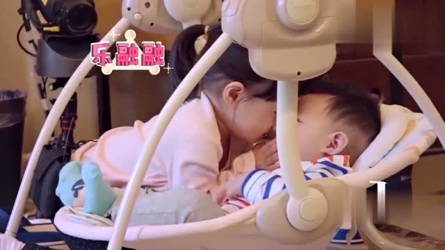 快快终于接受弟弟了!陪弟弟看电视还主动亲亲,真是小人精!