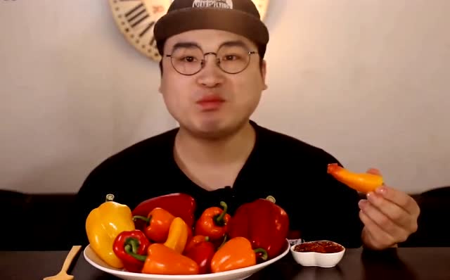 韩国大胃王帅哥吃彩色辣椒,吃完辣的帅哥嘴巴都肿了!