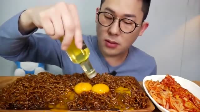 韩国大胃王眼镜哥图片