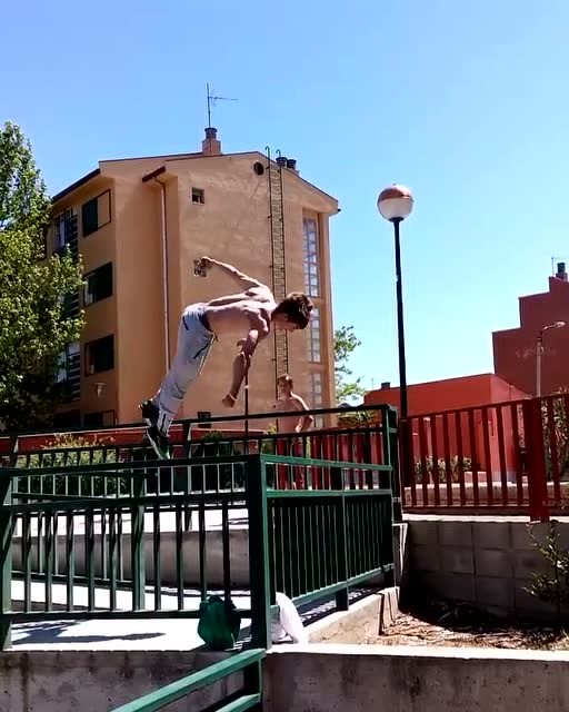 男子跑酷加空翻,看起来很轻松随意