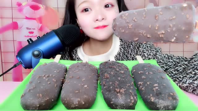 小姐姐吃脆皮雪糕,吧嗒吧嗒咬不停,冰冰凉是幸福的味道!