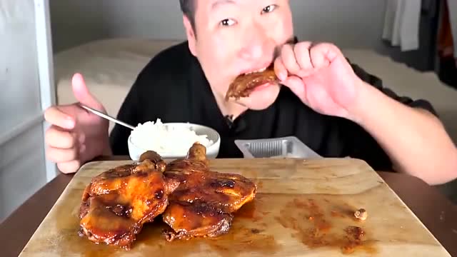 韩国吃货大叔嚼酱鸡腿,就着米饭可以嚼的真香