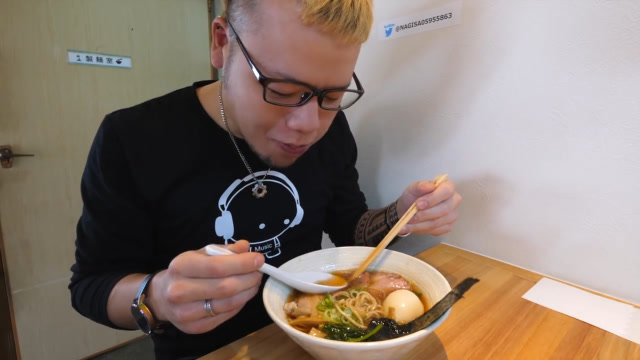 看到大胃王新井熊今天的午餐,正当我窃喜猜中套路时,瞬间"打脸"了