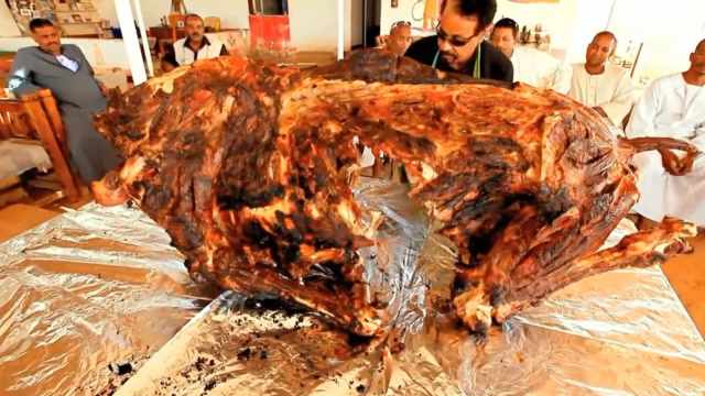 迪拜土豪的"烤骆驼",一整头直接烤,真是霸气
