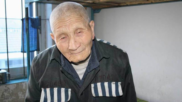 监狱里无期徒刑的犯人,老了不能动了怎么办?答案让我无法接受