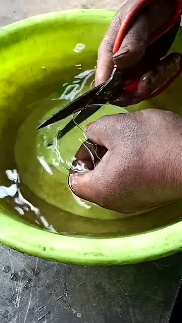 玻璃在水里,怎么能用剪刀剪呢!