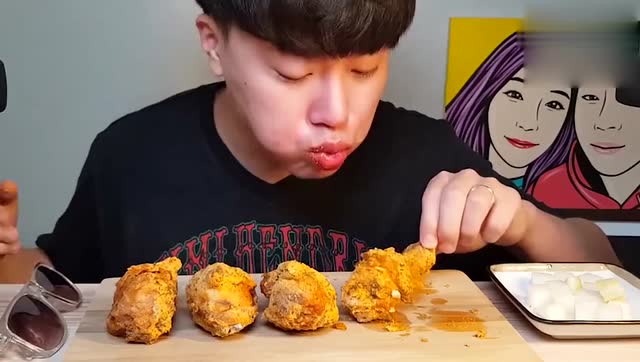 吃炸鸡腿 狼吞虎咽的吃相吃的真香