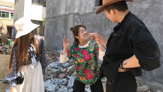 农村老妇女骂街,二货小伙正好路过,俩人对话太逗了