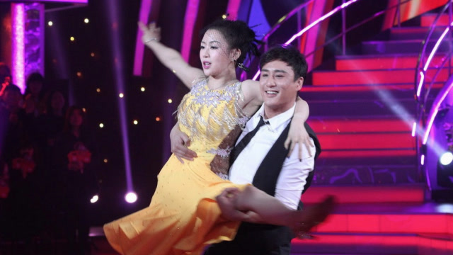 潘晓婷不仅球技好,舞蹈更是火辣,抬腿一刻现场沸腾了