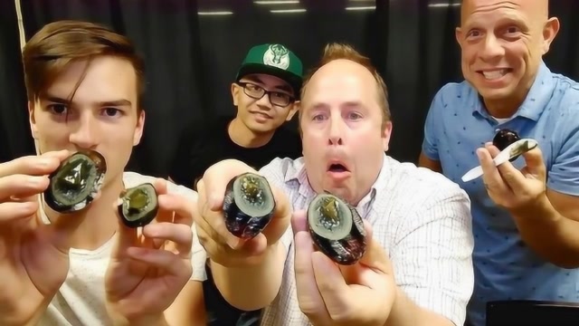 外国人首次挑战吃中国皮蛋,一口咬下去脸上表情变幻莫测!