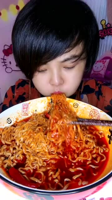 美食吃播:火鸡面配小米椒够辣