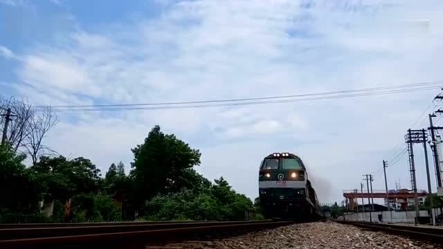 鸣笛声好销魂!hxn5牵引的k45次列车北京开往福州