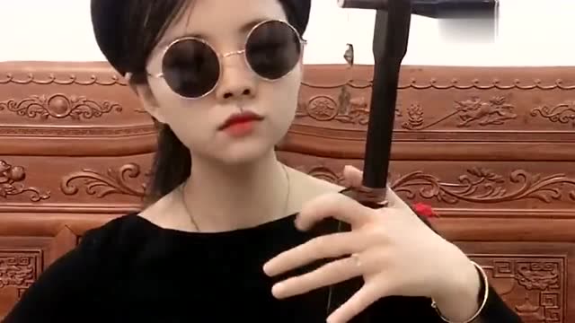小姐姐演奏二胡名曲《二泉映月》戴着副墨镜,好像更符合气质了