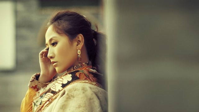央金兰泽唱高原女人的歌,她的美貌落落大方!