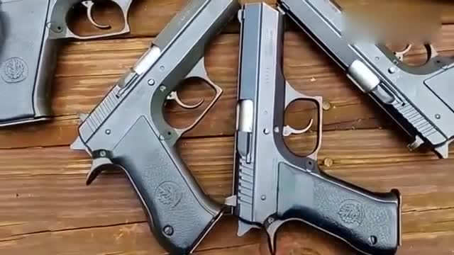 以色列杰里科941手枪,犀利的枪身威慑力十足,被称作"小沙鹰"