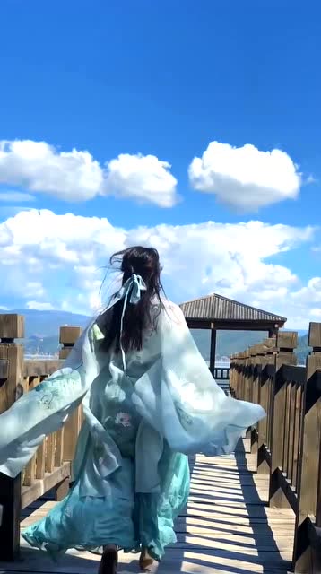 穿汉服的小姐姐,背影真的美呆了,她跑向的是盛世繁华