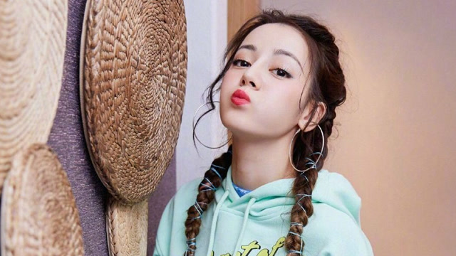 迪丽热巴新造型 扎双马尾辫好甜美