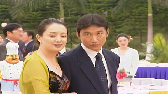 妻子闺蜜嫁富豪,张世豪陪妻子出席婚礼却被新郎瞧不起,豪哥怒了