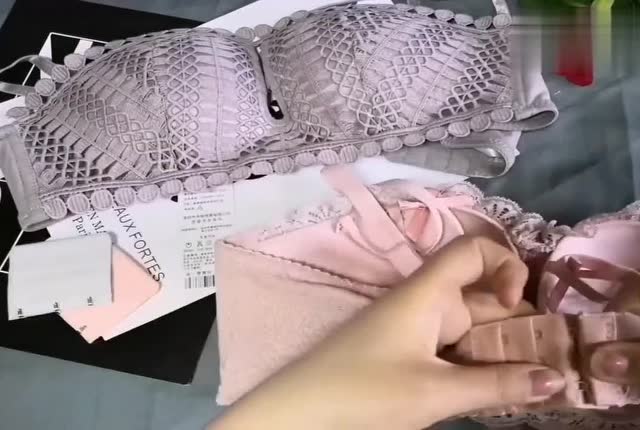 小姐姐拆快递:两件内衣,一件粉色一件紫色,很不错啊!