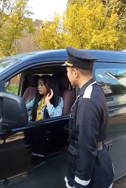 聋哑美女开车遇到交警查车,这演技我给满分,差点被蒙混过关了