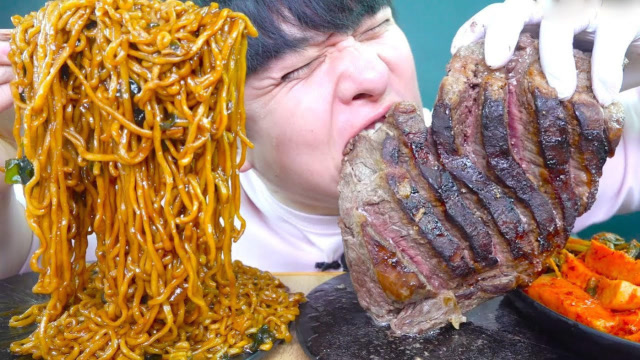 大胃王自己煎牛排吃,大口吃肉就是香,网友:看得都饿了