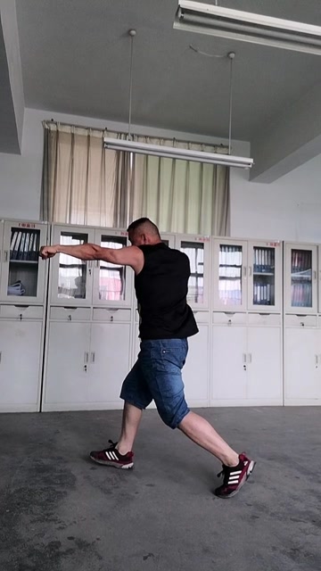 第二套擒敌拳前蹬弹踢