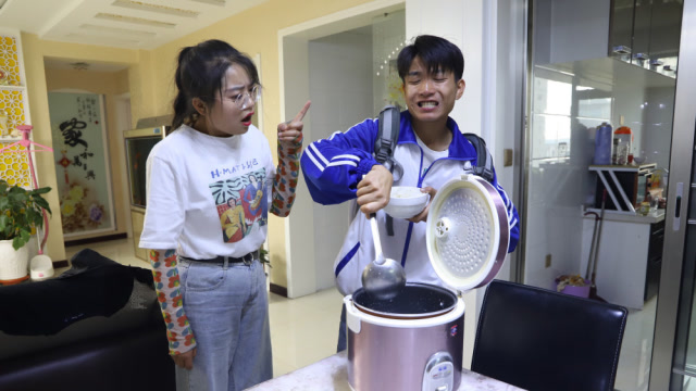 学生到老师家蹭饭,一勺子挖走一锅米饭,老师的表情太逗了