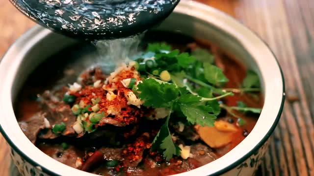 水煮牛肉泼油的那一瞬间,想吃肉的味蕾躁动不安