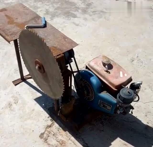 木工老师傅用柴油机做了一个锯,虽然不好看,但是能用!