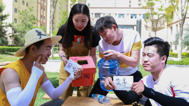 两小伙抓阄吃辣条串串,一个微辣一个特辣,真有意思