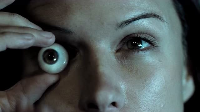 独眼女特工用假眼球监控敌方基地,分分钟上演一锅端