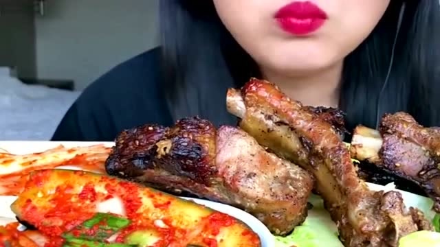 吃播:国外美女大胃王吃碳烤排骨,还有爽口的泡菜,很是美味