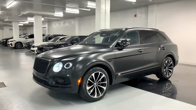 宾利添越12缸版实拍,黑武士外观更高贵,缺钱的别考虑库里南了