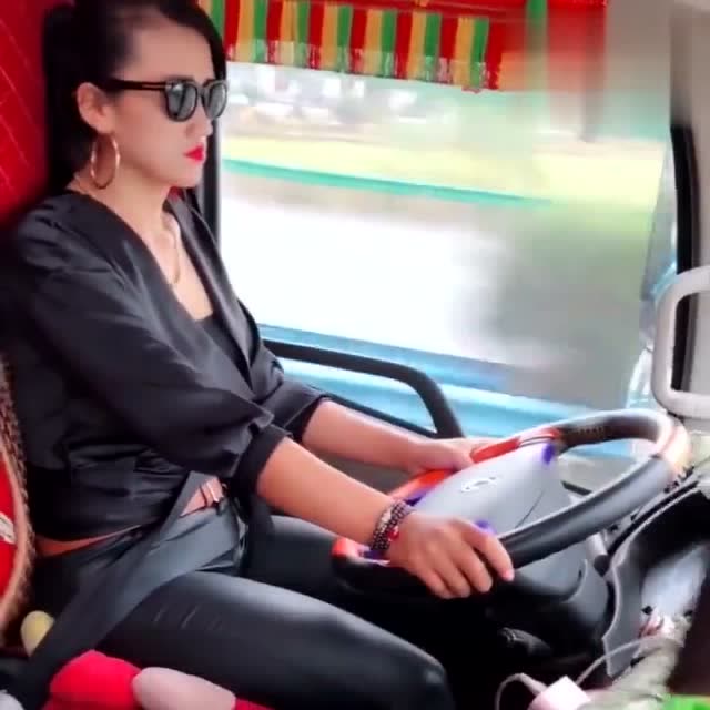 卡車女司機孫姐長得漂亮車技好,整天跑車,都是為了以後的生活!