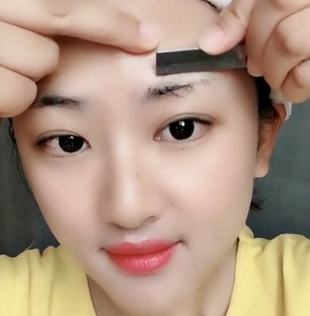 那么多人剃光头,有人敢剃眉毛吗,一根不留的那种!