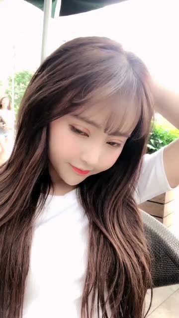 娜娜独自一人自拍,似乎在等待可乐,焦灼的眼神暴露了她!