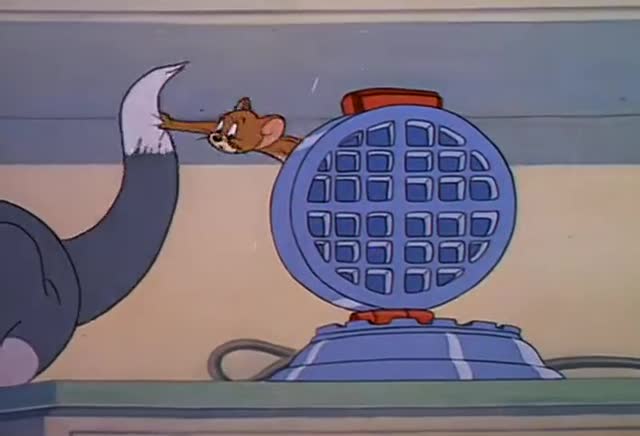 杰瑞变身后时间到了!突然就变小了!吓得撒腿就跑!